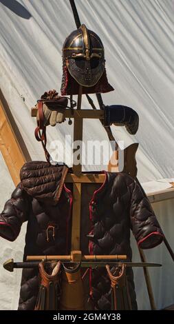 ritterrüstung, Helme und Accessoires, alles, was Fans mittelalterlicher Marken lieben. Liebevoll verarbeitet und gepflegt. Stockfoto