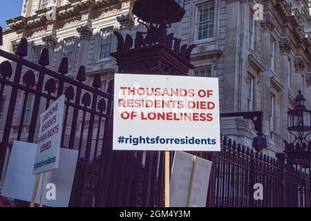 London, Großbritannien. September 2021. Ein Plakat, auf dem zu sehen ist, dass Tausende von Einwohnern an Einsamkeit gestorben sind, wird während des Protestes vor der Downing Street gesehen.die Demonstranten versammelten sich zur Unterstützung der Bewohner von Pflegehegen und forderten die Verankerung des Gloria-Gesetzes. Die Demonstranten überreichten auch Unterschriften an Gesundheitsminister Sajid Javid. (Foto: Vuk Valcic/SOPA Images/Sipa USA) Quelle: SIPA USA/Alamy Live News Stockfoto