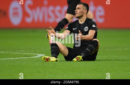 16. September 2021, Hessen, Frankfurt/Main: Fußball: Europa League, Eintracht Frankfurt - Fenerbahce Istanbul, Gruppenphase, Gruppe D, Matchday 1 im Deutsche Bank Park. Der Frankfurter Filip Kostic ist nach einer Herausforderung zurück. Foto: Arne Dedert/dpa Stockfoto