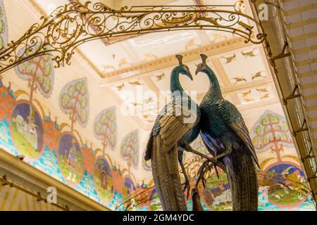 Pfauen schaffen am 27. Januar 2017 eine Herzform im Leadenhall Market in London, England. Stockfoto