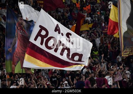 Roma, Italien. September 2021. ROMA-Fans jubeln während des Fußballspiels der Konferenzliga-Gruppe C zwischen AS Roma und dem PFC CSKA Sofia im Olimpico-Stadion in Rom (Italien) am 16. September 2021 an. Foto Antonietta Baldassarre/Insidefoto Kredit: Insidefoto srl/Alamy Live News Stockfoto
