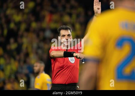 Broendby, Dänemark. September 2021. Schiedsrichter Aleksander Stavrev beim Spiel der UEFA Europa League zwischen Broendby IF und Sparta Prag im Broendby Stadion in Broendby in Aktion gesehen. (Foto: Gonzales Photo/Alamy Live News Stockfoto