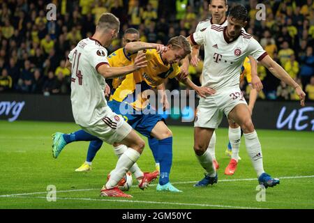 Broendby, Dänemark. September 2021. Simon Hedlund (27) aus Broendby, der zwischen David Hancko (33) und Matej Polidar (24) aus Sparta Prag während des UEFA Europa League-Spiels zwischen Broendby IF und Sparta Prag im Broendby Stadion in Broendby zu sehen war. (Foto: Gonzales Photo/Alamy Live News Stockfoto