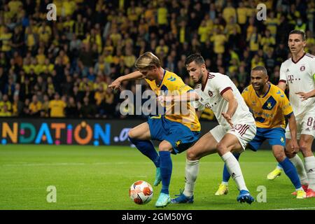 Broendby, Dänemark. September 2021. Simon Hedlund (27) aus Broendby IF und David Hancko (33) aus Sparta Prag, die während des UEFA Europa League-Spiels zwischen Broendby IF und Sparta Prague im Broendby Stadion in Broendby gesehen wurden. (Foto: Gonzales Photo/Alamy Live News Stockfoto