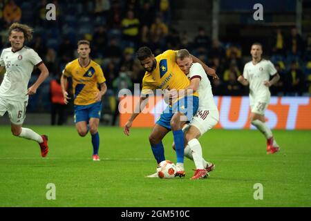 Broendby, Dänemark. September 2021. Anis Ben Slimane (25) aus Broendby IF und Matej Polidar (24) aus Sparta Prag, die während des UEFA Europa League-Spiels zwischen Broendby IF und Sparta Prague im Broendby Stadion in Broendby gesehen wurden. (Foto: Gonzales Photo/Alamy Live News Stockfoto