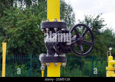 Rohre, Ventile, Manometer, Knöpfe. Gasfernleitungsstation. Stockfoto