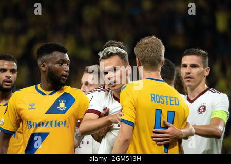 Broendby, Dänemark. September 2021. Sigurd (4) von Broendby IF und Andreas Vindheim (32) von Sparta Prague, die während des UEFA Europa League-Spiels zwischen Broendby IF und Sparta Prague im Broendby Stadion in Broendby gesehen wurden. (Foto: Gonzales Photo/Alamy Live News Stockfoto