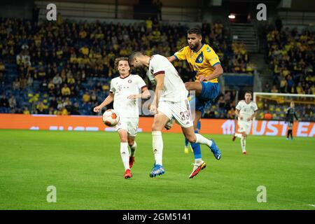 Broendby, Dänemark. September 2021. Anis Ben Slimane (25) von Broendby IF und David Hancko (33) von Sparta Prag, die während des UEFA Europa League-Spiels zwischen Broendby IF und Sparta Prague im Broendby Stadion in Broendby gesehen wurden. (Foto: Gonzales Photo/Alamy Live News Stockfoto