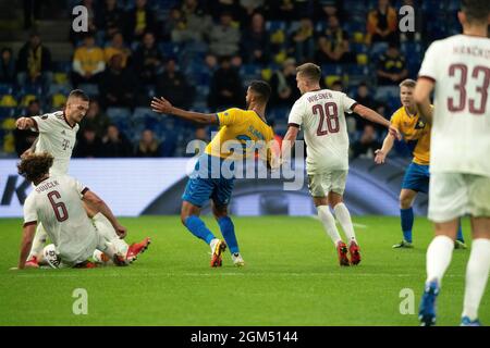 Broendby, Dänemark. September 2021. Anis Ben Slimane (25) aus Broendby IF und Tomas Wiesner (28) aus Sparta Prag, die während des UEFA Europa League-Spiels zwischen Broendby IF und Sparta Prague im Broendby Stadion in Broendby gesehen wurden. (Foto: Gonzales Photo/Alamy Live News Stockfoto