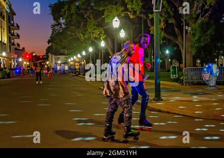 Männer Rollerskaten während Roll Mobile, 10. September 2021, in Mobile, Alabama. Die Skate Night findet monatlich während des zweiten Freitags-Kunstwalk der Stadt statt. Stockfoto