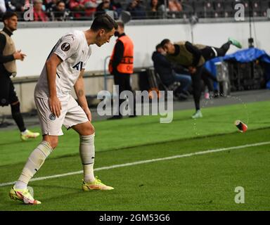 16. September 2021, Hessen, Frankfurt/Main: Fußball: Europa League, Eintracht Frankfurt - Fenerbahce Istanbul, Gruppenphase, Gruppe D, Matchday 1 im Deutsche Bank Park. Eine Tasse fliegt an Istanbuls Mesut Özil vorbei. Foto: Arne Dedert/dpa Stockfoto