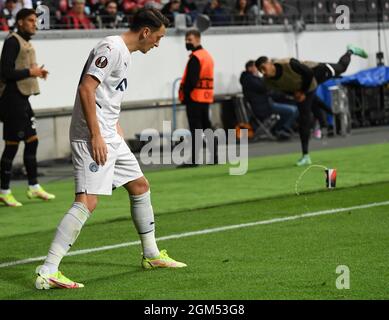 16. September 2021, Hessen, Frankfurt/Main: Fußball: Europa League, Eintracht Frankfurt - Fenerbahce Istanbul, Gruppenphase, Gruppe D, Matchday 1 im Deutsche Bank Park. Eine Tasse fliegt an Istanbuls Mesut Özil vorbei. Foto: Arne Dedert/dpa Stockfoto