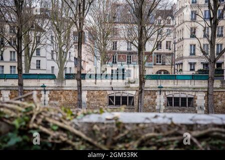 Blick über den Fluss Siene mit geometrischem Blick auf Gebäude, Fenster und Bäume. Abstrakte Natur und Architektur Stockfoto