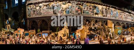 Weihnachtskrippe in der Kathedrale Notre Dame in Paris Stockfoto