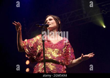 Newport, Großbritannien. September 2021. Die englische Sängerin, Songwriterin und Model Sophie Michelle Ellis-Bextor spielt live auf der Bühne des Isle of Wight Festivals in Newport. (Foto von Dawn Fletcher-Park/SOPA Images/Sipa USA) Quelle: SIPA USA/Alamy Live News Stockfoto