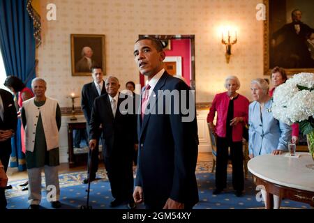 Präsident Barack Obama wartet im Blauen Raum des Weißen Hauses auf den Beginn einer Zeremonie im Ostraum, um 16 Personen die Präsidentenmedaille der Freiheit zu überbringen, 12. August 2009. Im Hintergrund, von links, stehen die Empfänger der Presidential Medal of Freedom; Muhammad Yunus, Stuart Milk, Neffe des ermordeten Stadtrats von San Francisco Harvey Milk, Pfarrer Joseph Lowery, Richter am Obersten Gerichtshof Sandra Day O'Connor, Dr. Janet Davison Rowley und die ehemalige Präsidentin Irlands Mary Robinson. (Offizielles Foto des Weißen Hauses von Pete Souza) Dieses offizielle Foto des Weißen Hauses ist nur für verfügbar Stockfoto