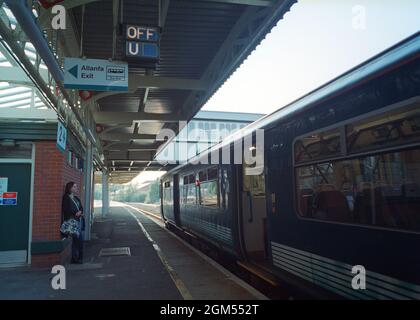 Llandudno Junction, Wales, Großbritannien - 25. Juli 2021: Ein lokaler Personenzug (Klasse 150) am Bahnhof Llandudno Junction. Stockfoto