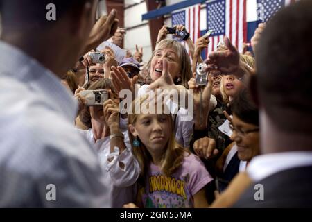 Die Menschen im Publikum greifen nach Präsident Barack Obama, um ihm die Hände zu schütteln, nachdem er auf einer Ratssitzung in einem Hangar im Gallatin Field in Belgrad, Montana, am 14. August 2009 über die Reform der Krankenversicherung gesprochen hatte. (Offizielles Foto des Weißen Hauses von Pete Souza) Dieses offizielle Foto des Weißen Hauses wird nur zur Veröffentlichung durch Nachrichtenorganisationen und/oder zum persönlichen Druck durch die Betreffzeile(en) des Fotos zur Verfügung gestellt. Das Foto darf in keiner Weise manipuliert werden und darf nicht in kommerziellen oder politischen Materialien, Werbung, E-Mails, Produkten oder Werbeaktionen verwendet werden Stockfoto