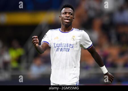 Mailand, Italien. 15. September 2021. Vinicius Junior von Real Madrid CF schaut während des UEFA Champions League Fußballspiels zwischen dem FC Internazionale und Real Madrid CF auf. Kredit: Nicolò Campo/Alamy Live Nachrichten Stockfoto