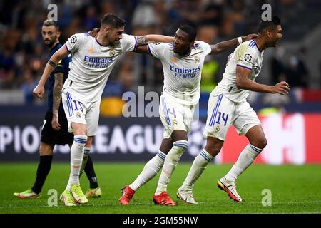 Mailand, Italien. 15. September 2021. Federico Valverde (L), David Alaba (C) und Casemiro (Carlos Henrique Casimiro) von Real Madrid CF feiern während des UEFA Champions League Fußballspiels zwischen dem FC Internazionale und Real Madrid CF. Kredit: Nicolò Campo/Alamy Live Nachrichten Stockfoto