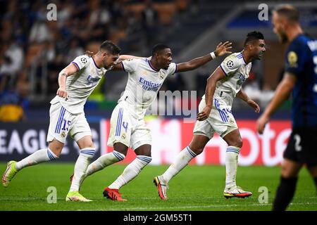 Mailand, Italien. 15. September 2021. Federico Valverde (L), David Alaba (C) und Casemiro (Carlos Henrique Casimiro) von Real Madrid CF feiern während des UEFA Champions League Fußballspiels zwischen dem FC Internazionale und Real Madrid CF. Kredit: Nicolò Campo/Alamy Live Nachrichten Stockfoto