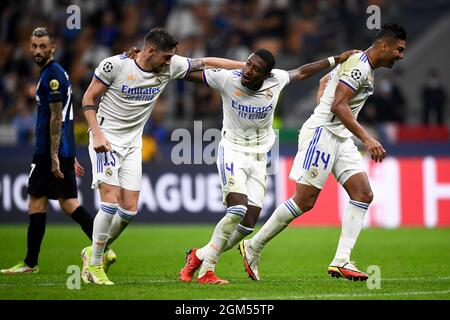 Mailand, Italien. 15. September 2021. Federico Valverde (), David Alaba (C) und Casemiro (Carlos Henrique Casimiro) von Real Madrid CF feiern während des UEFA Champions League Fußballspiels zwischen dem FC Internazionale und Real Madrid CF. Kredit: Nicolò Campo/Alamy Live Nachrichten Stockfoto