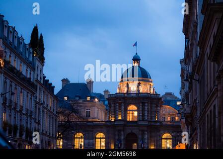 Paris, Frankreich. Abendansicht der Kuppel mit goldenem Glanz in Paris, Frankreich. Stockfoto