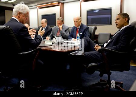 Präsident Barack Obama trifft sich im Situationsraum des Weißen Hauses mit dem ehemaligen Präsidenten Bill Clinton, darunter (von links) NSC-Botschafter Jeff Bader, stellvertretender nationaler Sicherheitsberater Tom Donilon, NSC-Berater Jim Jones und Vizepräsident Joe Biden, 18. August 2009 (Offizielles Foto des Weißen Hauses von Pete Souza) Dieses offizielle Foto des Weißen Hauses wird zur Veröffentlichung durch Nachrichtenorganisationen und/oder zum persönlichen Druck durch die Betreffzeile(en) des Fotos zur Verfügung gestellt. Das Foto darf in keiner Weise manipuliert oder in Materialien oder Anzeigen verwendet werden Stockfoto