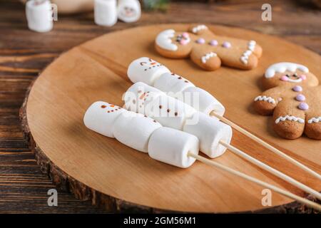 Schneemänner aus weichen Sumpflaibchen an Bord Stockfoto