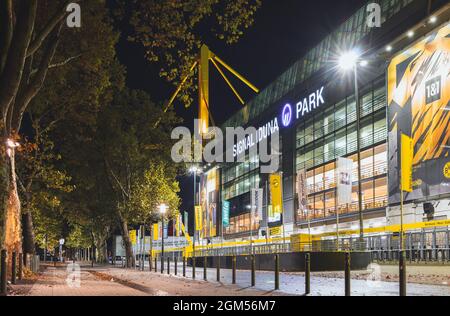 Dortmund, Deutschland - Oktober 2020: Westfalenstadion bereitet sich auf das Heimspiel von Borussia Dortmund vor Stockfoto