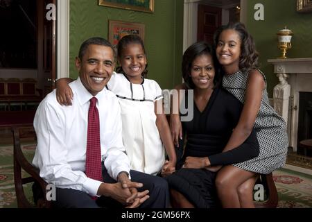 Präsident Barack Obama, First Lady Michelle Obama und ihre Töchter Malia und Sasha sitzen am 1. September 2009 im Grünen Raum des Weißen Hauses für ein Familienportrait. (Offizielles Foto des Weißen Hauses) Foto von Annie Leibovitz/veröffentlicht vom Fotobüro des Weißen Hauses Dieses offizielle Foto des Weißen Hauses wird nur zur Veröffentlichung durch Nachrichtenorganisationen und/oder zum persönlichen Druck durch die Betreffenden des Fotos zur Verfügung gestellt. Das Foto darf in keiner Weise manipuliert werden und darf nicht in kommerziellen oder politischen Materialien, Anzeigen, E-Mails, Produkten oder Werbeaktionen verwendet werden, die in jedem W Stockfoto