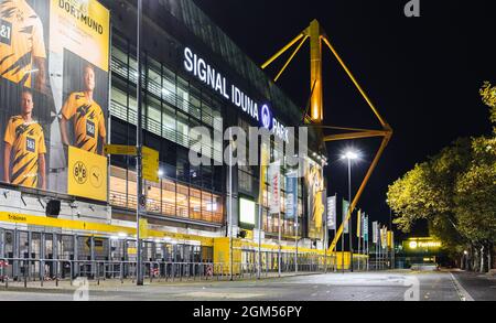 Dortmund, Deutschland - Oktober 2020: Westfalenstadion bereitet sich auf das Heimspiel von Borussia Dortmund vor Stockfoto