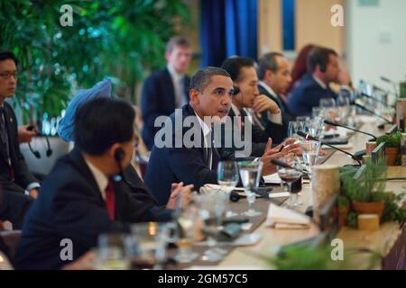 Präsident Barack Obama veranstaltet am 24. September 2009 ein Arbeitsessen der G-20-Führungskräfte im Phipps Conservatory and Botanical Gardens in Pittsburgh, Pennsylvania. (Offizielles Foto des Weißen Hauses von Pete Souza) Dieses offizielle Foto des Weißen Hauses wird nur zur Veröffentlichung durch Nachrichtenorganisationen und/oder zum persönlichen Druck durch die Betreffzeile(en) des Fotos zur Verfügung gestellt. Das Foto darf in keiner Weise manipuliert werden und darf nicht in kommerziellen oder politischen Materialien, Anzeigen, E-Mails, Produkten, Werbeaktionen verwendet werden, die in irgendeiner Weise die Zustimmung oder Billigung des Präsidenten, der ersten Familie, Stockfoto