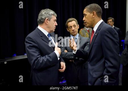 Präsident Barack Obama spricht mit dem britischen Premierminister Gordon Brown und dem französischen Präsidenten Nicolas Sarkozy, bevor er im David L. Lawrence Convention Center in Pittsburgh, Pennsylvania, am 25. September 2009 eine Erklärung zum Iran abgegeben hat. (Offizielles Foto des Weißen Hauses von Pete Souza) Dieses offizielle Foto des Weißen Hauses wird nur zur Veröffentlichung durch Nachrichtenorganisationen und/oder zum persönlichen Druck durch die Betreffzeile(en) des Fotos zur Verfügung gestellt. Das Foto darf in keiner Weise manipuliert werden und darf nicht in kommerziellen oder politischen Materialien, Werbung, E-Mails, Produkten oder Werbeaktionen verwendet werden Stockfoto