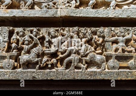 Halebid, Karnataka, Indien : Schnitzereien an der Wand des Hoysaleswara-Tempels aus dem 12. Jahrhundert, die die Siege des Hoysala-Reiches darstellen. Stockfoto