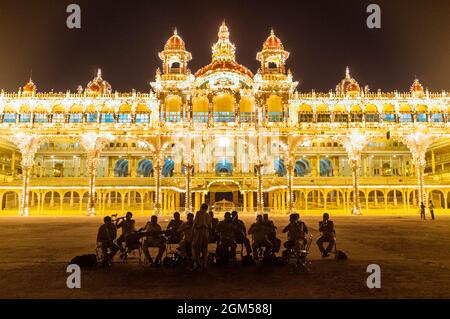 Mysore, Karnataka, Indien : Eine Musikband spielt nachts vor dem beleuchteten Mysore Maharaja Palace. Stockfoto