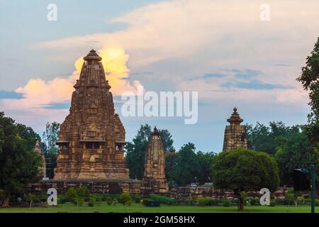 Khajuraho, Madhya Pradesh, Indien : Sonnenuntergangsansicht der Vishvanatha (links) und Parvati (rechts) Tempel Teil der westlichen Gruppe der UNESCO Welt her Stockfoto