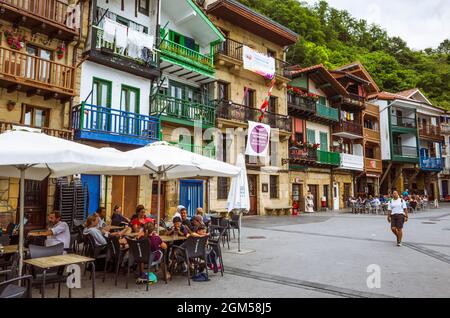 Pasajes, Gipuzkoa, Baskenland, Spanien - 17. Juli 2019 : sowohl Einheimische als auch Touristen sitzen im Freien in einer Taverne in der Altstadt von Pasajes de San Juan. Stockfoto