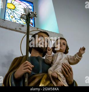 Statue des heiligen josef, der seinen Sohn jesus christus hält Stockfoto