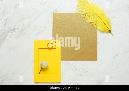 Leere Karten mit Eheringen, Rose und Feder auf weißem Hintergrund Stockfoto