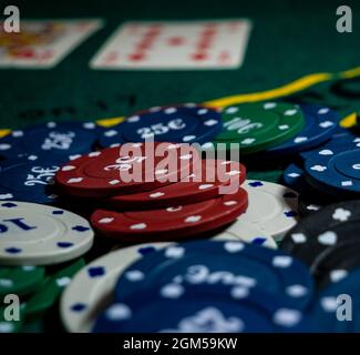 Poker-Kartenspiel-Chips auf einem grünen Tisch Stockfoto
