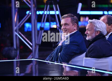 Köln, Deutschland. September 2021. Entertainer Hape Kerkeling (l) bei der Verleihung des Deutschen Fernsehpreises 2021 im Tanzbrunnen. Der Deutsche Fernsehpreis wird seit 1999 für herausragende Leistungen im Fernsehen verliehen. Quelle: Henning Kaiser/dpa/Alamy Live News Stockfoto