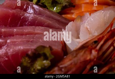 Makro-Nahaufnahme verschiedener Scheiben roher Fische Stockfoto