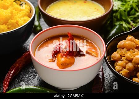 Traditionelles indisches Essen auf dunklem Hintergrund Stockfoto