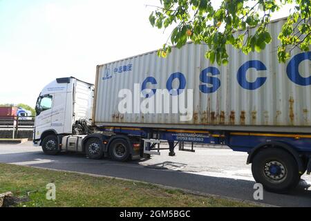 Ein cosco-Container-Lkw verlässt die Rownhams-Tankstelle in der Nähe von Southampton UK, um nach einer Fahrerpause die Fahrt auf der M27 fortzusetzen Stockfoto