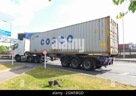 Ein cosco-Container-Lkw verlässt die Rownhams-Tankstelle in der Nähe von Southampton UK, um nach einer Fahrerpause die Fahrt auf der M27 fortzusetzen Stockfoto