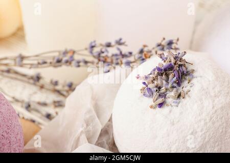 Lavendelbad Bombe und Blumen, Nahaufnahme Stockfoto