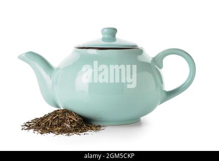 Teekannen und Stapel von trockenem grünem Hojicha-Tee auf weißem Hintergrund Stockfoto