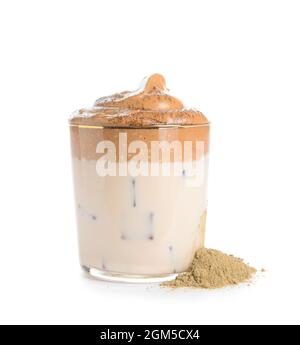 Glas schmackhafte dalgona hojicha und Pulver auf weißem Hintergrund Stockfoto