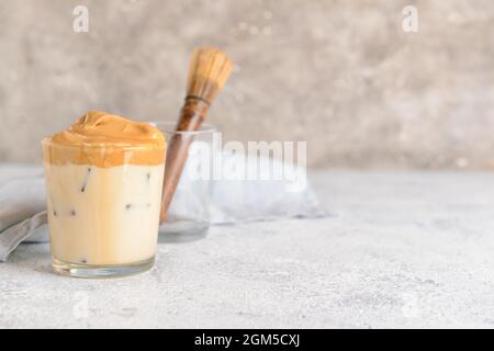 Ein Glas leckeren dalgona hojicha auf dem Tisch Stockfoto
